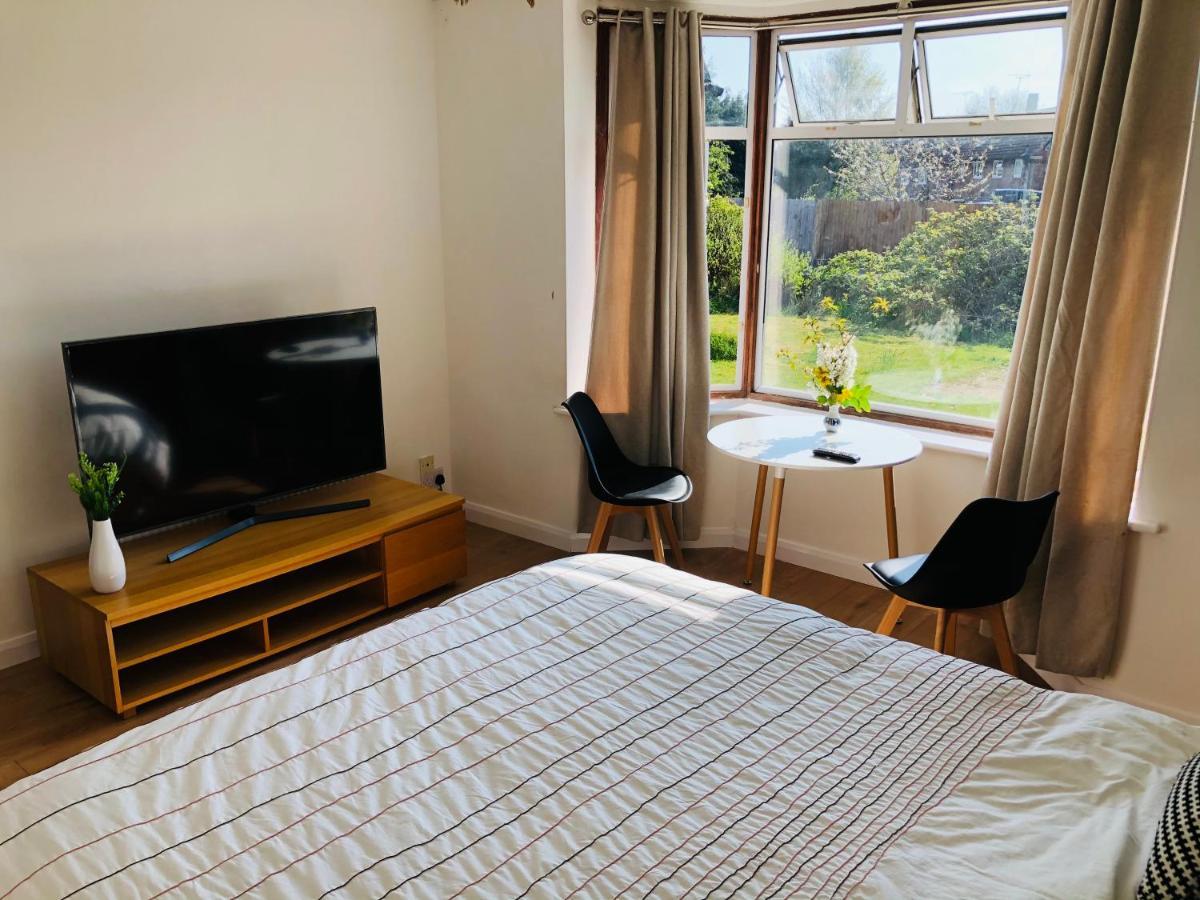 Amazing Quiet Garden House Near London Luton Airport Apartment ภายนอก รูปภาพ